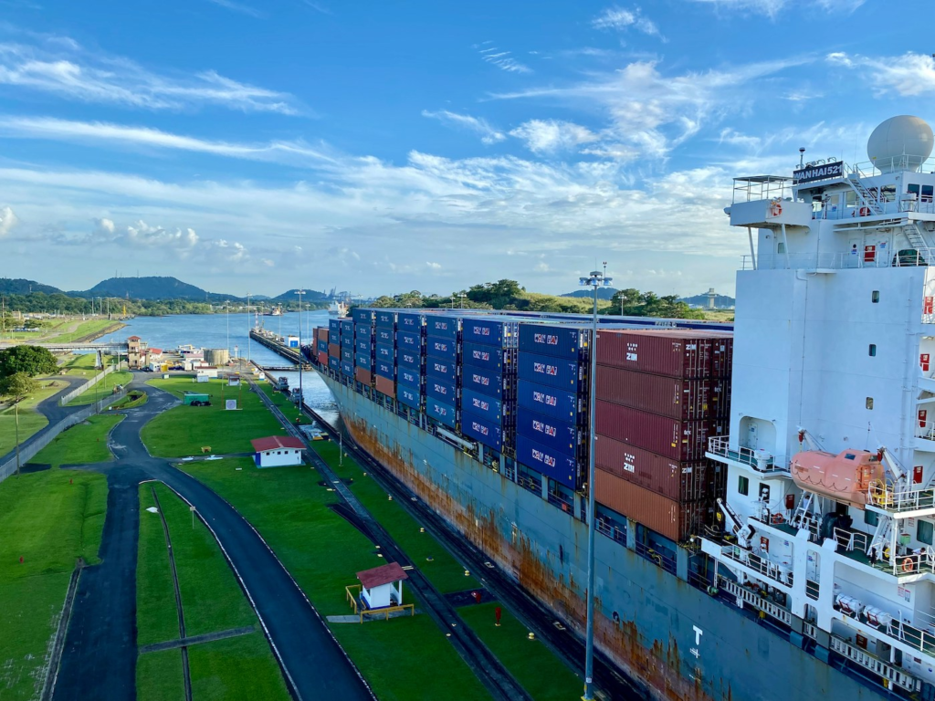 un porte container engagé sur le canal de Panama.